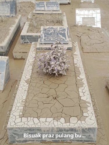 Praz Teguh Makam ibunda Praz Teguh tertutup lumpur banjir.