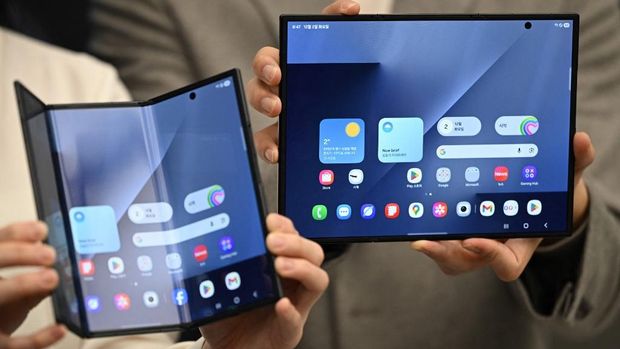 Promotor memamerkan ponsel pintar Samsung Galaxy Z TriFold selama acara peluncuran di toko Samsung di Seoul pada tanggal 2 Desember 2025. Samsung Electronics meluncurkan ponsel lipat tiga pertamanya pada tanggal 2 Desember, saat konglomerat itu bergegas menunjukkan bahwa mereka dapat mengimbangi para pesaingnya dalam AI generatif. (Photo by Jung Yeon-je / AFP)