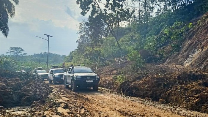 Proses pembukaan dan pembersihan jalan akses dari Sumut menuju Aceh Tamiang, Selasa (2/12).  (Tim Pusdatinkom BNPB)