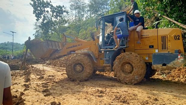 Proses pembukaan dan pembersihan jalan akses dari Sumut menuju Aceh Tamiang, Selasa (2/12). (Tim Pusdatinkom BNPB) Proses pembukaan dan pembersihan jalan akses dari Sumut menuju Aceh Tamiang, Selasa (2/12). (Tim Pusdatinkom BNPB)