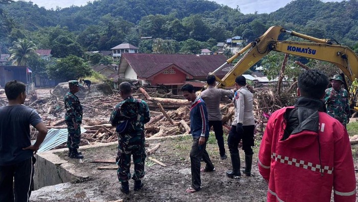 Proses pencarian dan evakuasi korban banjir di Kota Sibolga. (dok.Polres Sibolga)