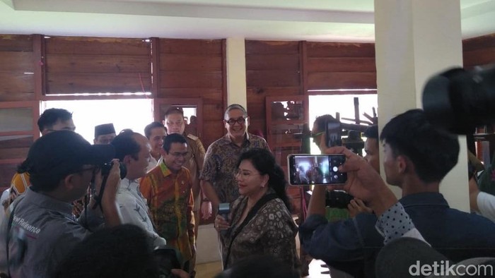 Putra Nababan dan Evita Nursanty saat berkunjung ke Sentra Songket Tuan Kentang