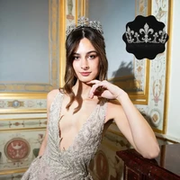 Namun yang benar-benar membuat tampilannya istimewa adalah perhiasan yang ia kenakan: sebuah tiara berlian yang pernah dimiliki Archduchess Marie Anne dari Austria. Foto: dok. Instagram @__the_vault___