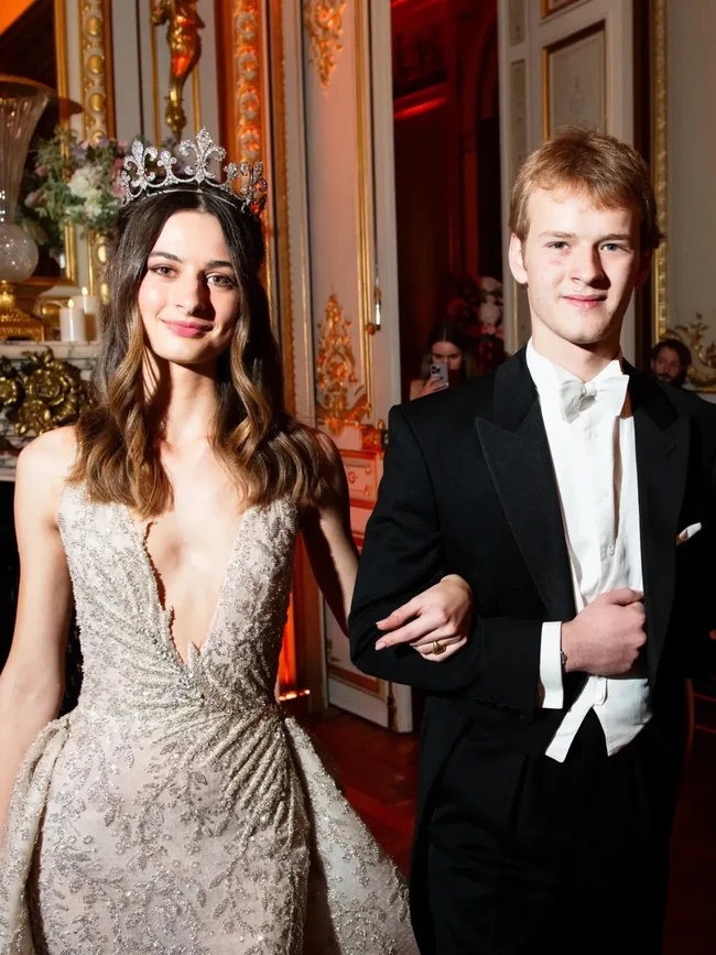 Pendamping Putri Eulalia malam itu adalah Albert Windso, cucu Duke of Kent dan keponakan sepupu dari mendiang Ratu Elizabeth II. Keduanya berjalan berdampingan memasuki ballroom Hotel Shangri-La, tempat ratusan tamu berkumpul mengenakan busana couture dan perhiasan keluarga kerajaan. Foto: dok. Instagram @__the_vault___