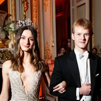 Pendamping Putri Eulalia malam itu adalah Albert Windso, cucu Duke of Kent dan keponakan sepupu dari mendiang Ratu Elizabeth II. Keduanya berjalan berdampingan memasuki ballroom Hotel Shangri-La, tempat ratusan tamu berkumpul mengenakan busana couture dan perhiasan keluarga kerajaan. Foto: dok. Instagram @__the_vault___