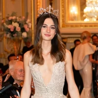 Tiara itu juga pernah menjadi koleksi Princess Elie of Bourbon-Parme dan pernah dilelang dalam acara bergengsi Royal Jewels from the Bourbon-Parma Family di Sotheby’s pada 2018. Eulalia seolah menghadirkan kembali sejarah panjang dinasti Bourbon yang telah berabad-abad mewarnai sejarah Eropa. Foto: dok. Instagram @__the_vault___