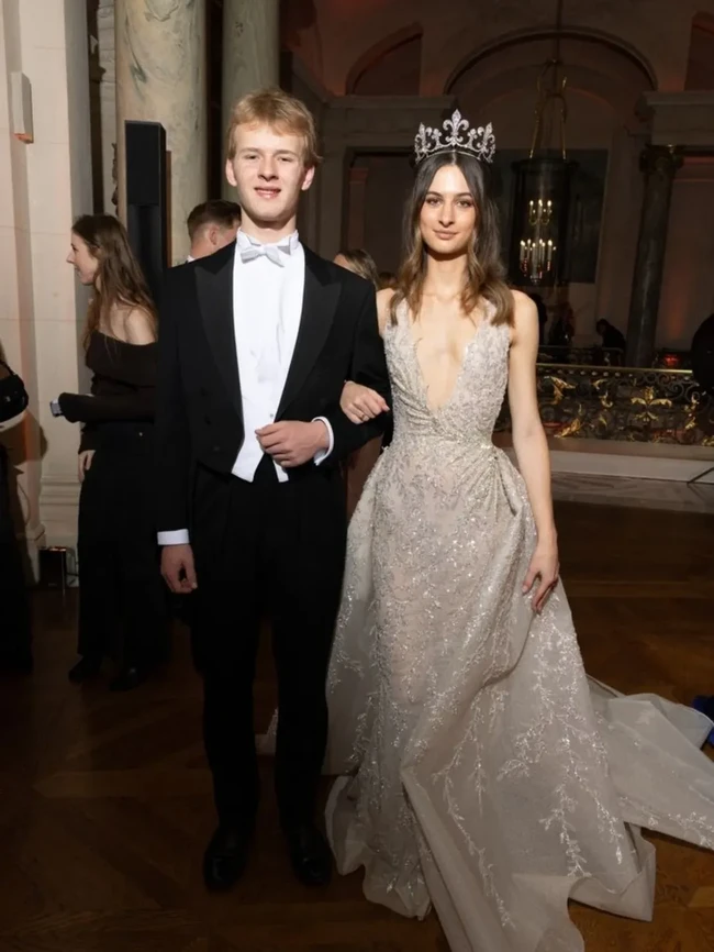 Acara yang sudah berlangsung sejak 1958 itu dikenal sebagai ajang debut paling prestisius, sering dijuluki sebagai ‘Met Gala untuk Remaja.’ Tahun ini, salah satu figur yang paling mencuri perhatian adalah Putri Eulalia de Orleans-Borbon, bangsawan muda asal Spanyol yang tampil menawan dalam gaun haute couture dan tiara bersejarah. Foto: dok. Instagram @__the_vault___