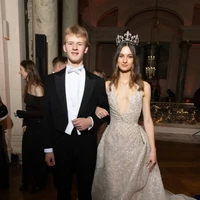 Acara yang sudah berlangsung sejak 1958 itu dikenal sebagai ajang debut paling prestisius, sering dijuluki sebagai ‘Met Gala untuk Remaja.’ Tahun ini, salah satu figur yang paling mencuri perhatian adalah Putri Eulalia de Orleans-Borbon, bangsawan muda asal Spanyol yang tampil menawan dalam gaun haute couture dan tiara bersejarah. Foto: dok. Instagram @__the_vault___