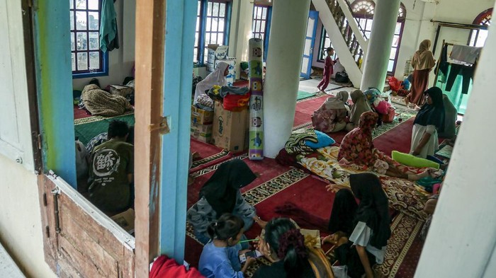 Warga yang terdampak banjir bandang dan tanah longsor berada di Posko pengungsian di Nagari Batu Taba, Kabupaten Tanah Datar, Sumatera Barat, Senin (1/12/2025). Berdasarkan data sementara di Posko Utama tanah Datar, terdapat sekitar 500 warga Guguak Malalo dan Padang Malalo yang dievakuasi melalui jalur danau Singkarak dengan menggunakan boat dan kapal ke Posko Pengungsian di Tanjung Mutiara, Nagari Batu Taba Kecamatan Batipuh Selatan, Tanah Datar.   ANTARA FOTO/Wawan Kurniawan/Lmo/YU *** Local Caption *** di lokasi pengungsian