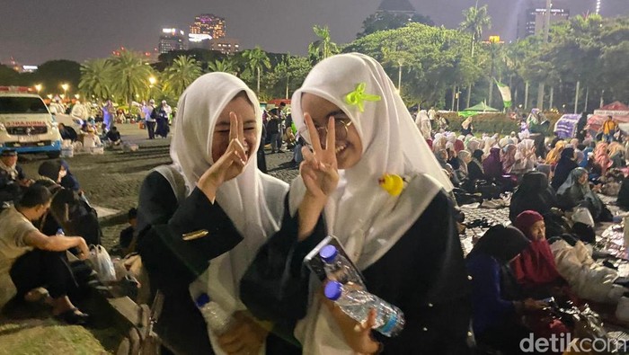 Reuni 212 yang digelar di silang Monas, Jakarta Pusat (Jakpus) malam ini didatangi berbagai kalangan. Tak hanya orang tua, Gen Z juga ikut datang ke Reuni 212. (Wildan N/detikcom)