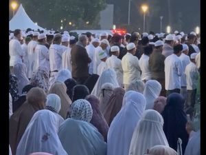 Video: Momen Massa Reuni 212 Gelar Salat Maghrib Berjamaah