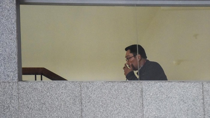Mantan Gubernur Jawa Barat Ridwan Kamil (tengah) tiba untuk menjalani pemeriksaan di Gedung Merah Putih KPK, Jakarta, Selasa (2/12/2025). Penyidik KPK melakukan pemanggilan kepada Ridwan Kamil untuk diperiksa sebagai saksi dalam kapasitasnya semasa menjabat sebagai Gubernur Jawa Barat dalam kasus dugaan korupsi pengadaan iklan pada Bank Pembangunan Daerah Jawa Barat dan Banten atau Bank BJB periode 2021-2023 yang diperkirakan merugikan keuangan negara sekitar Rp222 miliar. ANTARA FOTO/Indrianto Eko Suwarso/foc.