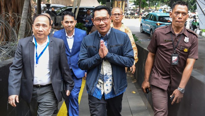 Mantan Gubernur Jawa Barat Ridwan Kamil (tengah) tiba untuk menjalani pemeriksaan di Gedung Merah Putih KPK, Jakarta, Selasa (2/12/2025). Penyidik KPK melakukan pemanggilan kepada Ridwan Kamil untuk diperiksa sebagai saksi dalam kapasitasnya semasa menjabat sebagai Gubernur Jawa Barat dalam kasus dugaan korupsi pengadaan iklan pada Bank Pembangunan Daerah Jawa Barat dan Banten atau Bank BJB periode 2021-2023 yang diperkirakan merugikan keuangan negara sekitar Rp222 miliar. ANTARA FOTO/Indrianto Eko Suwarso/foc.