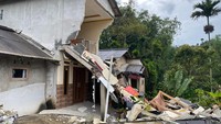 Rumah Ambruk di Puncak Bogor Usai Hujan Deras, Penghuni Mengungsi