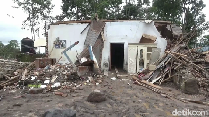 Rumah rusak di Lumajang akibat erupsi Gunung Semeru