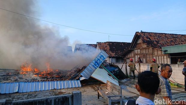 Rumah terbakar di Dukuh Baran, Desa Sambiroto, Kecamatan Kunduran, Blora, Selasa (2/12/2025) pagi. Rumah terbakar di Dukuh Baran, Desa Sambiroto, Kecamatan Kunduran, Blora, Selasa (2/12/2025) pagi.