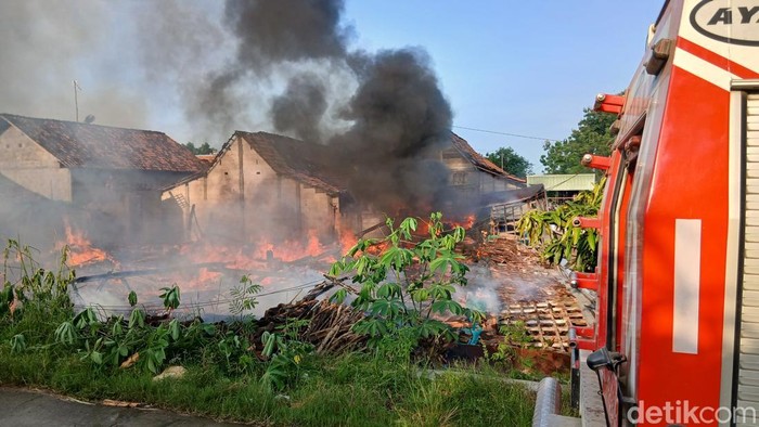 Rumah terbakar di Dukuh Baran, Desa Sambiroto, Kecamatan Kunduran, Blora, Selasa (2/12/2025) pagi.