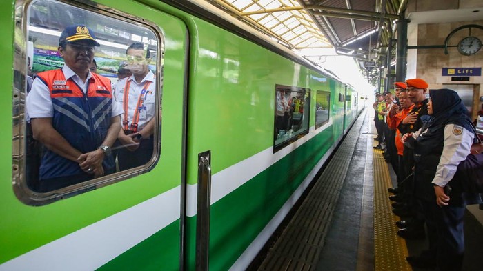 Direktur Operasi KAI Awan Hermawan Purwadinata (kiri) bersiap menaiki Kereta Inspeksi di Stasiun Gambir, Jakarta, Selasa (2/12/2025). PT Kereta Api Indonesia (Persero) memberangkatkan Kereta Inspeksi untuk memeriksa dan memastikan kesiapan sarana dan prasarana kereta sebagai bagian dari kegiatan menyambut periode angkutan Natal 2025 dan Tahun Baru 2026. ANTARA FOTO/Muhammad Iqbal