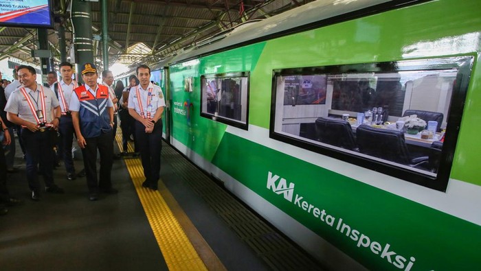 Direktur Operasi KAI Awan Hermawan Purwadinata (kiri) bersiap menaiki Kereta Inspeksi di Stasiun Gambir, Jakarta, Selasa (2/12/2025). PT Kereta Api Indonesia (Persero) memberangkatkan Kereta Inspeksi untuk memeriksa dan memastikan kesiapan sarana dan prasarana kereta sebagai bagian dari kegiatan menyambut periode angkutan Natal 2025 dan Tahun Baru 2026. ANTARA FOTO/Muhammad Iqbal