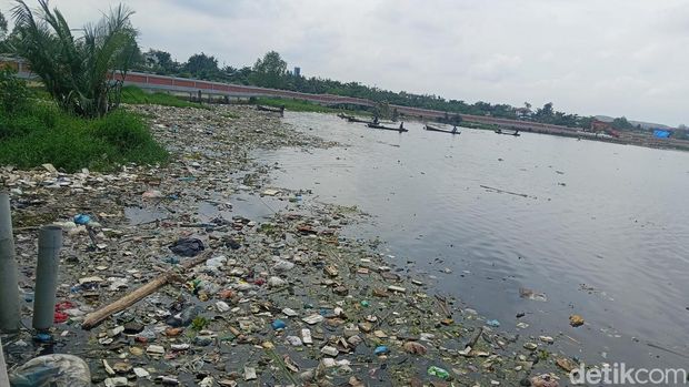 Sampah di Danau Siombak Medan. (Siti Asyaroh/detikSumut)