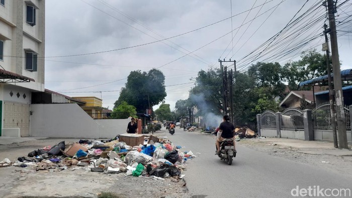 Sampah menumpuk di Jalan Karya, Kelurahan Karang Berombak, Kecamatan Medan Barat, Kota Medan. (Foto: Rechtin Hani Ritonga/detikSumut).