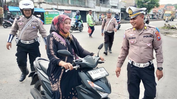 Satlantas Polresta Sidoarjo saat menggelar operasi zebra semeru 2025