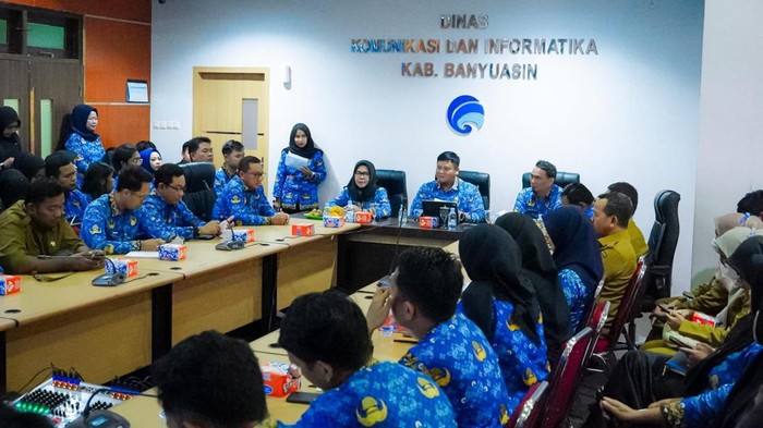 Sekda Banyuasin Erwin Ibrahim memimpin rapat satu data