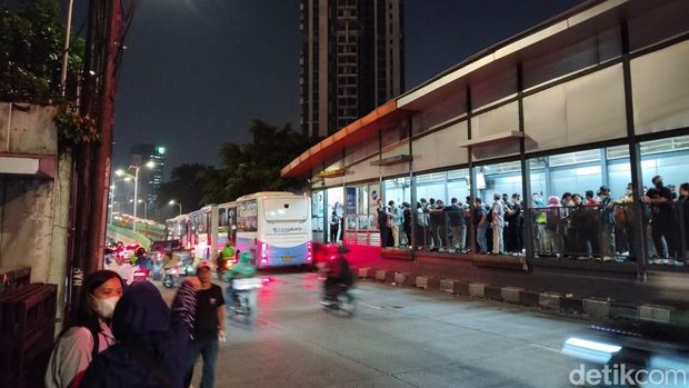 Satu unit bus mengalami mogok saat hendak naik jalur atas Koridor 13 TransJakarta. Dampaknya, seluruh TransJ Koridor 13 terpaksa harus melalui jalur arteri. (detikcom) Satu unit bus mengalami mogok saat hendak naik jalur atas Koridor 13 TransJakarta. Dampaknya, seluruh TransJ Koridor 13 terpaksa harus melalui jalur arteri. (detikcom)