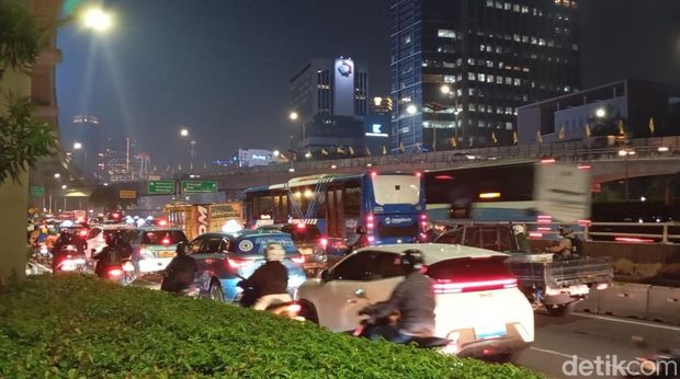 Satu unit bus mengalami mogok saat hendak naik jalur atas Koridor 13 TransJakarta. Dampaknya, seluruh TransJ Koridor 13 terpaksa harus melalui jalur arteri. (detikcom) Satu unit bus mengalami mogok saat hendak naik jalur atas Koridor 13 TransJakarta. Dampaknya, seluruh TransJ Koridor 13 terpaksa harus melalui jalur arteri. (detikcom)