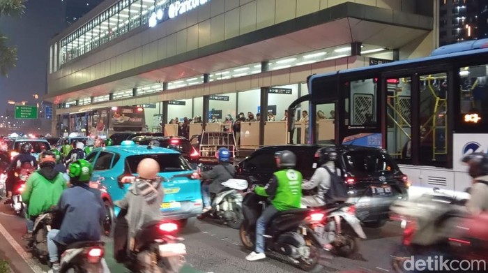 Satu unit bus mengalami mogok saat hendak naik jalur atas Koridor 13 TransJakarta. Dampaknya, seluruh TransJ Koridor 13 terpaksa harus melalui jalur arteri. (Dok. detikcom)