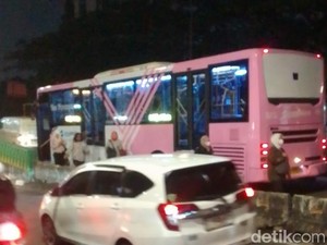 Ada Bus Mogok di Jalur Langit, Semua TransJ Koridor 13 Dialihkan Lewat Arteri