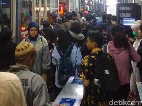 Satu unit bus mengalami mogok saat hendak naik jalur atas Koridor 13 TransJakarta. Dampaknya, seluruh TransJ Koridor 13 terpaksa harus melalui jalur arteri. (detikcom) Satu unit bus mengalami mogok saat hendak naik jalur atas Koridor 13 TransJakarta. Dampaknya, seluruh TransJ Koridor 13 terpaksa harus melalui jalur arteri. (detikcom)