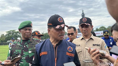 Sekda Dewa Made Indra saat diwawancarai di Lapangan Puputan Margarana Niti Mandala, Denpasar, Selasa (2/12/25).