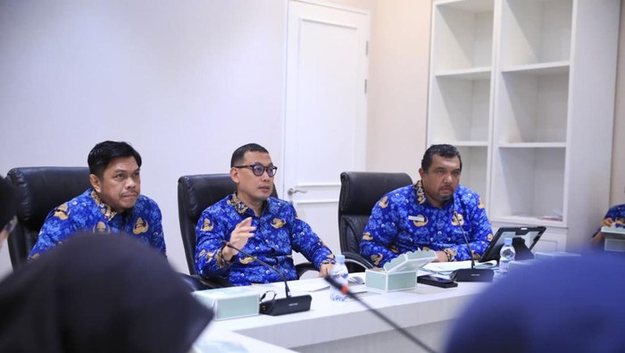 Sekda Makassar Andi Zulkifly (tengah) saat meminta rapat terkait program strategis daerah Pemkot Makassar.