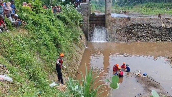 Seorang pencari ikan tewas tersetrum di Dam Beji desa Karang kliwon pasuruan