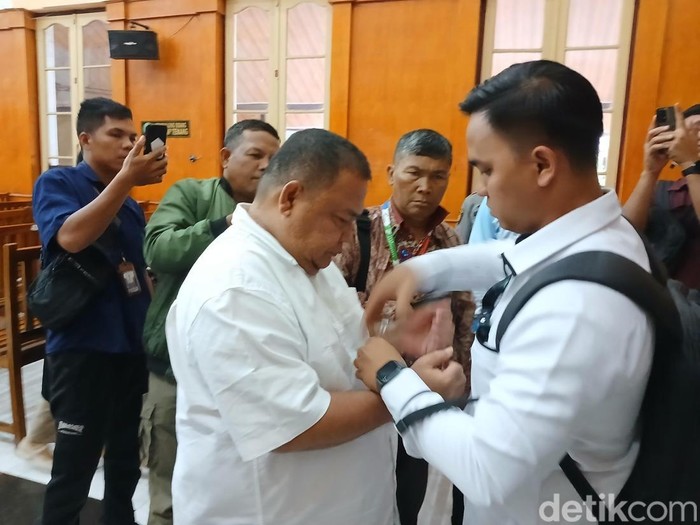 Terbit Rencana Perangin-angin dan Iskandar Perangin-angin usai mengikuti vonis putusan 4 tahun penjara, di ruang sidang utama Pengadilan Negeri(PN) Medan, Selasa (2/11/2025)