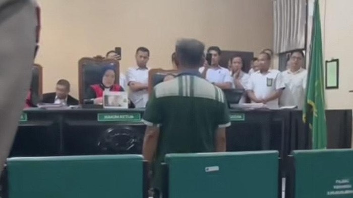 Sidang putusan kasus guru SD di Kendari bernama Mansur yang diduga melecehkan muridnya.