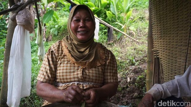 Simpen yang setia menemani suaminya, Karmin alias Pak Soleh (71) selama 22 tahun hidup terpencil di dasar Jurang Gembolo, Mojokerto Simpen yang setia menemani suaminya, Karmin alias Pak Soleh (71) selama 22 tahun hidup terpencil di dasar Jurang Gembolo, Mojokerto