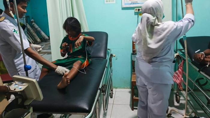 Siswa diduga keracunan MBG di Raja Ampat dirawat di rumah sakit.