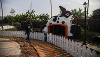 Beberapa wahana tematik bernuansa kelinci sudah mulai tersusun di area taman, mulai dari spot bermain anak, ornamen patung kelinci, hingga jalur pedestrian yang ditata dengan konsep ramah keluarga.