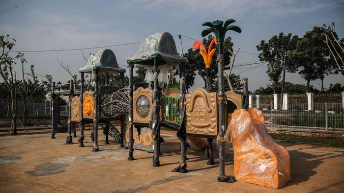 Suasana pembangunan Ruang Terbuka Hijau Taman Kelinci Roci, BKT Rorotan, Cilincing, Jakarta Utara, Selasa (2/12/2025). Pembangunan Taman Kelincin Roci di kawasan BKT Rorotan, Cilincing, terus dikebut dan kini mulai menunjukkan bentuknya.