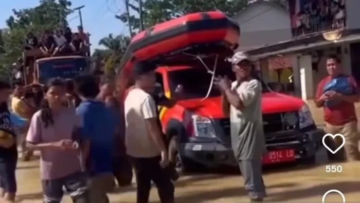 Tangkapan layar - video viral yang menunjukkan masyarakat mengamuk kepada personel Basarnas yang tengah bertugas