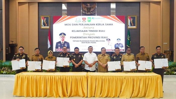 Teken kerjasama Pemprov Riau dan Kejati Riau. (Dok Diskominfotik Riau)