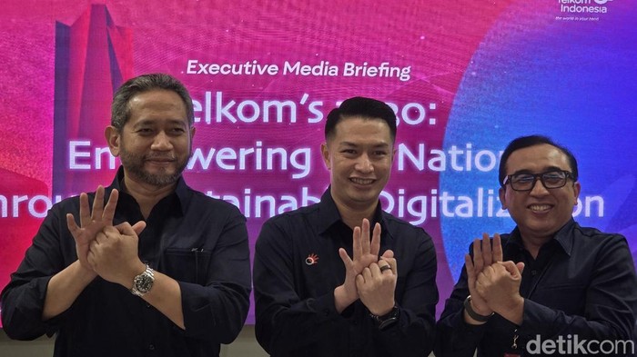 Telkom bicara perampingan anak perusahaan oleh Direktur Keuangan dan Manajemen Risiko Telkom, Arthur Angelo Syailendra dan Direktur Strategic Business Development Portfolio Telkom, Seno Soemadji.
