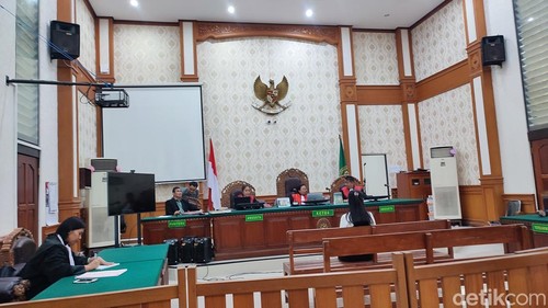 Terdakwa pembuang bayi saat menjalani sidang putusan di PN Denpasar, Selasa (2/12/2025). (Ahmad Firizqi Irwan/detikBali)