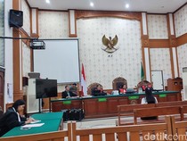 Buang Bayi ke Kloset, Pegawai Laundry Divonis 6 Tahun Bui