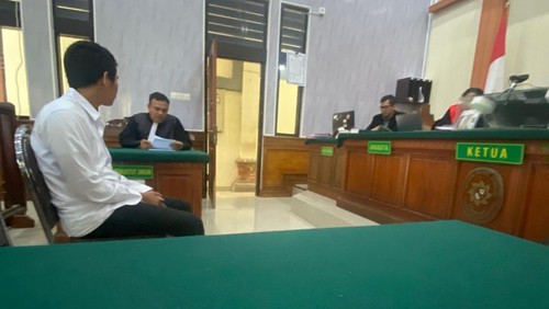 Terdakwa kasus pencurian saat disidangkan di PN Denpasar, Selasa (2/12/2025). (Istimewa/kuasa hukum terdakwa).