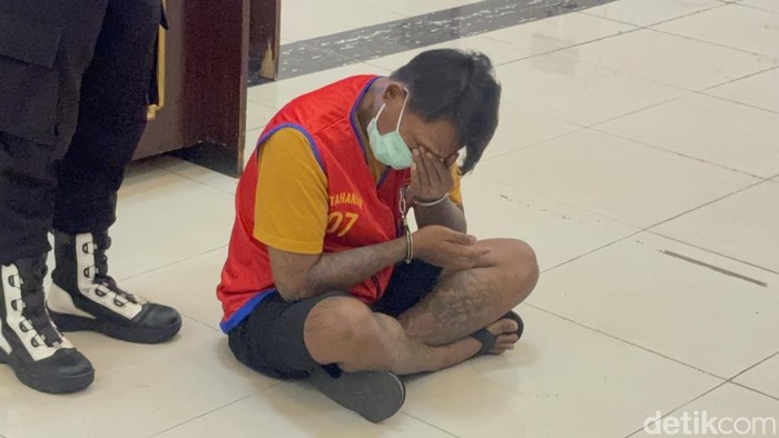 Tersangka AK (40) ditahan di Polrestabes Surabaya