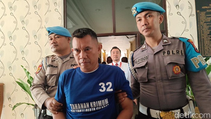 Tampang pembunuh remaja perempuan saat dihadirkan dalam ungkap kasus di Mapolresta Cilacap, Selasa (2/12/2025).