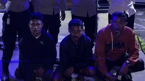 Tiga pengeroyok siswa SMAN I Benlutu, Kecamatan Batuputih, TTS, NTT, diamankan di Polres TTS, Senin (1/12/2025) malam. (Foto: Dok. Polres TTS)